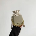 Mini borsa a secchiello verde chiaro con tracolla a catena dorata e interno crema - Verde