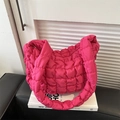 Gewatteerde puffy schoudertas in magenta roze met een unieke bubble textuur design - Rozerood