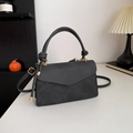 Schwarze Vintage-Umschlagtasche mit matter Textur und elegantem Tragegriff - Schwarz