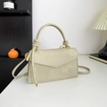 Cremefarbene Handtasche im Briefumschlag-Stil mit Knotengriff und goldenen Details - Grün
