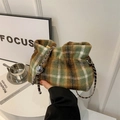 Grün karierte Tweed-Eimertasche mit flauschiger Textur und silberner Kugelkette - Grün