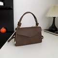 Dunkelbraune Umschlagtasche mit Lederknotengriffen und goldenen Metalldetails - Kaffeebraun