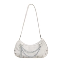Borsa a mezzaluna bianca in finta pelle di coccodrillo con catena d'argento e rivetti - Bianco