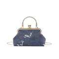 Borsa da sera blu con ricamo floreale, chiusura a scatto dorata e catena - Stile Ricamo Blu Scuro (Cervo dello Spirito e Fiori) / Blu
