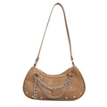 Borsa a mezzaluna cachi con trama a coccodrillo, catene argentate e borchie - Cachi