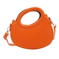 Sac à main croissant orange à texture rayée avec détails dorés et bandoulière amovible - Orange
