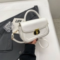 Moderna borsa a tracolla bianca in pelle sintetica opaca con chiusura a T dorata - Bianco Sporco