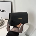 Borsa quadrata nera in pelle con tracolla larga a motivi e scritte dorate moda - Nero