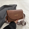 Borsa a tracolla marrone vintage con scritta FASHION e ampia tracolla geometrica - Marrone