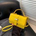 Borsa quadrata gialla con stampa a coccodrillo, chiusura in metallo dorato e manico - Giallo