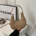 Sac hobo beige avec motif étoilé gaufré et détails métalliques dorés chic - Khaki