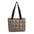 Metallisch champagnergoldene Stepptasche mit breitem schwarzen Stoffschultergurt und Glanzfinish - Gold