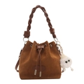 Braune Beuteltasche aus Wildleder mit geflochtenem Griff und Plüschmonster-Anhänger - Tasche / Braun