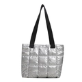 Silberne Stepp-Tragetasche mit Metallic-Finish und schwarzen Nylon-Schultergurten - Silber
