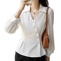Elegante weiße Satinbluse mit langen Ärmeln, asymmetrischen Goldknöpfen und V-Ausschnitt - S / Weiß