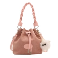 Rosafarbene matte Wildleder-Beuteltasche mit Webgriff, Kordelzug und süßem Katzenanhänger - Tasche / Rosa