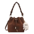 Schicke dunkelbraune Wildlederoptik-Beuteltasche mit Webgriff und Plüschanhänger - Tasche / Braun