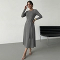 Elegante vestido de punto gris de manga larga con cinturón y silueta de línea A - S / Gris