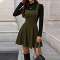 Olivgrünes Cord-Trägerkleid mit schwarzem langärmeligem Strick-Rollkragenpullover - S / Armeegrün
