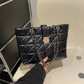 Klassieke zwarte gewatteerde shopper met gouden ketting en elegante gesp - Zwart