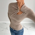 Eng anliegendes langärmeliges Strickoberteil mit Cut-out-Ausschnitt und Goldring-Detail - S / Khaki Grau