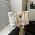 Witte gewatteerde draagtas met geometrische stiksels en gouden kettingriem in stijl - Wit