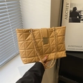 Gewatteerde camelkleurige shopper met gouden ketting en metalen druksluiting - Khaki