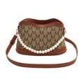 Schicke Monogramm-Eimertasche aus Leder und Canvas mit eleganter Perlenkette als Riemen - Braun