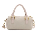 Bolso cilíndrico chic en color blanco roto de fieltro texturizado con herrajes dorados - Blanco