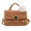 Braune Handtasche mit Krokodilstruktur, goldenen Schnallen und weißem Kunstfell-Anhänger - Khaki