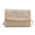 Borsa a tracolla in ecopelle beige con finiture in pile crema e tracolla sottile - Bianco