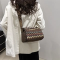 Borsa a tracolla cilindrica etnica a righe zigzag con tracolla larga su blazer - caffè