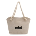 Große beige geflochtene Strohtasche mit Seilgriffen und Mini-Schriftzug für den Sommer - Weiß