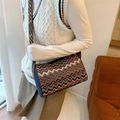 Borsa a tracolla boho in maglia con motivi etnici a zig-zag e tracolla larga colorata - Blu