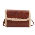 Borsa a tracolla retrò marrone in pelle con bordi in sherpa bianco e fibbia regolabile - Marrone