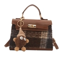 Borsa a tracolla in pelle marrone e peluche con chiusura dorata e charm in pelliccia - Borsa / Blu