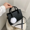 Klassische schwarze V-gesteppte Handtasche mit weißem Pompon und verstellbarem Schultergurt - Schwarz