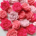 Makro-Detail von geschichteten Filzrosen in Rosa-Verläufen für DIY-Basteldekorationen - Rosa Farbverlauf