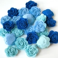 Bastelrosen aus Vliesstoff in verschiedenen Blautönen für Scrapbooking und Deko - Blauer Farbverlauf