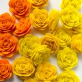Makro-Detail von warmen gelben und orangefarbenen Filzrosen für DIY-Bastelprojekte - Gelber Farbverlauf
