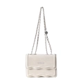 Borsa a tracolla in velluto beige con patta ondulata e catena in metallo argento - Bianco
