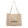 Große beige Stroh-Einkaufstasche mit schwarzer Summer-Stickerei und Silberketten - Weiß