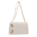 Weiße Stepptasche mit goldenen Schmetterlingsanhängern und Kettenriemendetail - Weiß