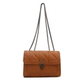 Stepptasche in Karamellbraun mit dunkler Metallkette und geometrischem Muster für Damen - Braun