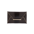 Bolso de mano tipo sobre marrón con textura de cocodrilo y herrajes dorados - Marrón