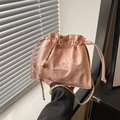 Bolso tipo cubo acolchado rosa con correa de cadena dorada y colgante de bola metal - Rosa