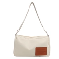 Minimalistische beige crossbodytas met geweven riem en bruin leren label detail - Wit
