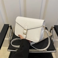 Piccola borsa quadrata bianca minimalista con fibbia dorata e tracolla sottile - Bianco