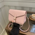 Piccola borsa a tracolla quadrata minimalista francese in morbida ecopelle rosa - Rosa