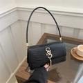 Bolso de hombro negro con relieve de cocodrilo, logo S dorado y borla de metal fina - Negro